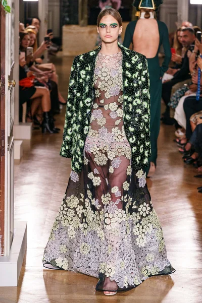 Look 16